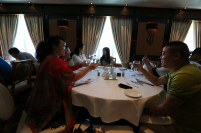 盛世公主-一路歡歌笑語 正餐服務